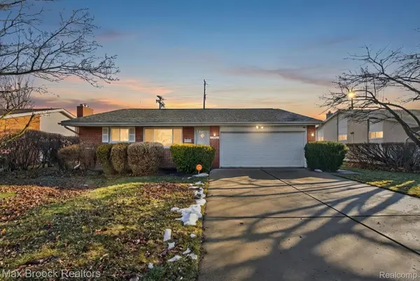 27900 E Larkmoor ST, Southfield, MI 48076