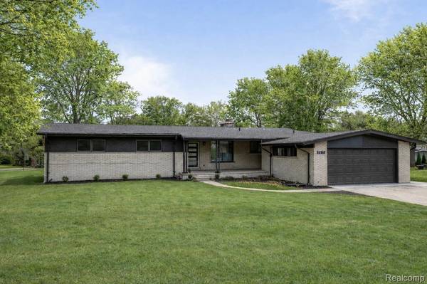 7011 WHITE PINE DR,  Bloomfield Charter Township,  MI 48301