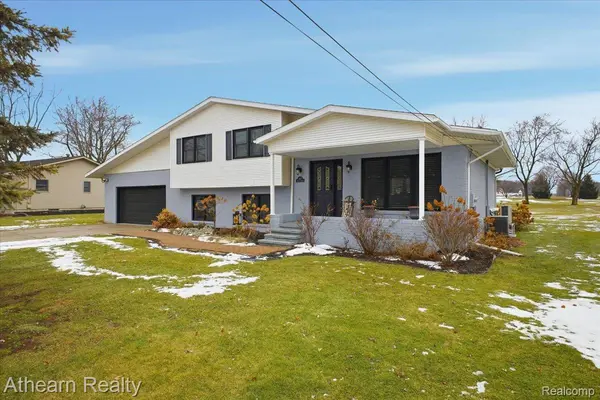 1412 Meadow Green LN, Linden, MI 48451
