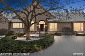 517 CAMBRIDGE WAY, Bloomfield Charter Township, MI 48304
