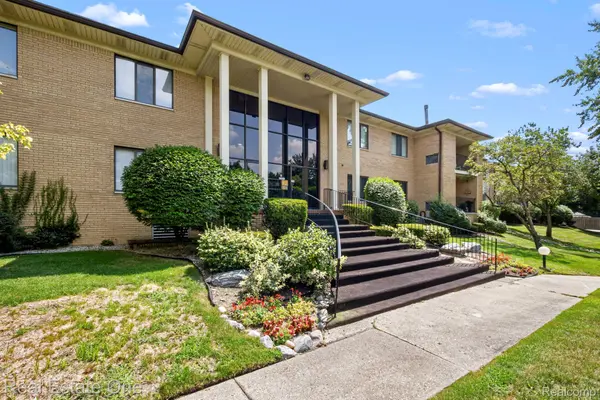 31915 W 14 Mile RD #247door B, Farmington Hills, MI 48334