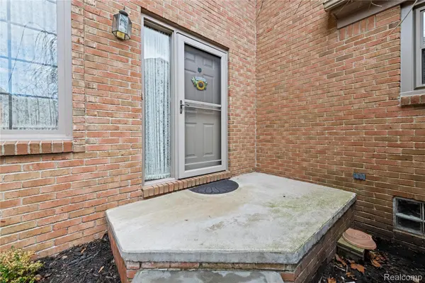 4660 Royal Cove DR #5, Shelby Charter Township, MI 48316
