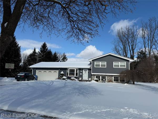 444 Riddle ST, Howell, MI 48843