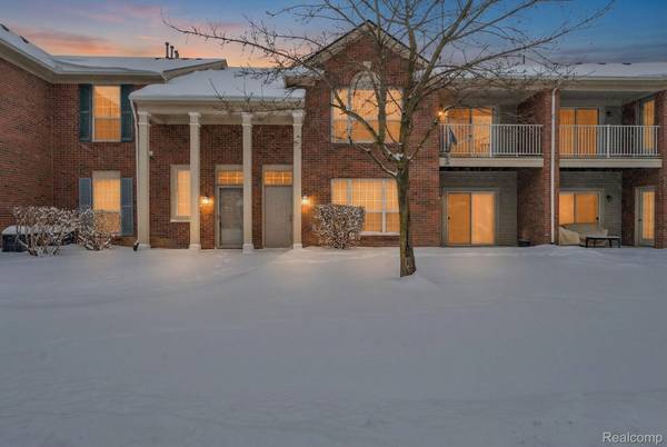8208 Chesapeake CIR, Walled Lake, MI 48390