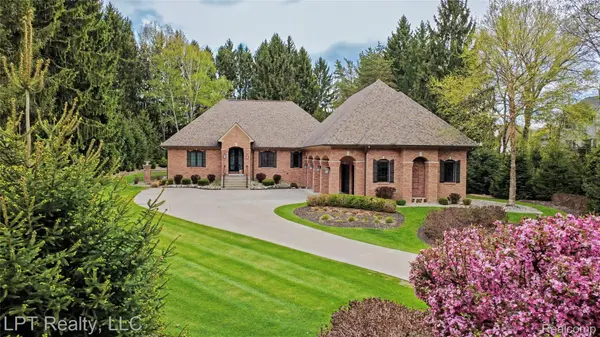 4525 Mapleton DR, Genoa Township, MI 48843