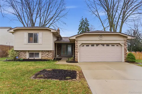 3438 Harmony DR, Troy, MI 48083