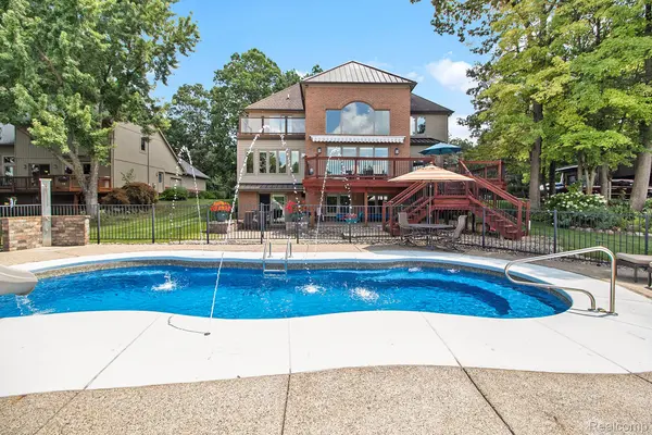 4973 Parview DR, Independence Charter Township, MI 48346