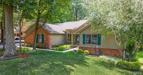 6076 Dunmore DR, West Bloomfield Charter Township, MI 48322