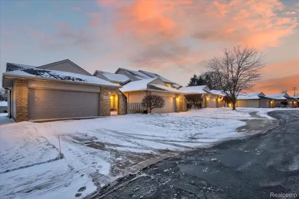 174 Addison CIR #19,  Fowlerville Village,  MI 48836