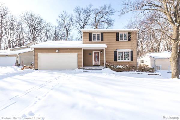 1010 Oak Ridge CIR, Brighton, MI 48116