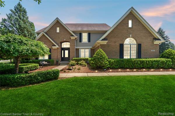 324 Nairn CIR, Highland Charter Township, MI 48357