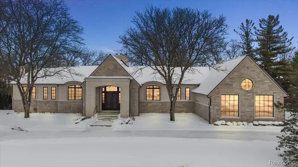 60 Quarton LN, Bloomfield Charter Township, MI 48304