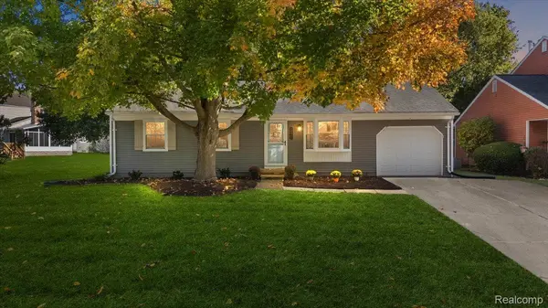 2066 Teaneck CIR, Wixom, MI 48393