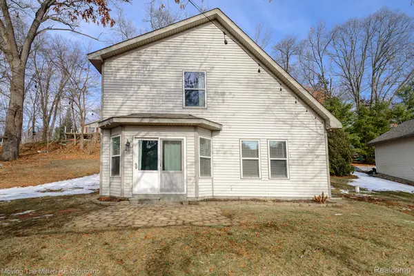 7373 Valley DR, Hamburg Township, MI 48116