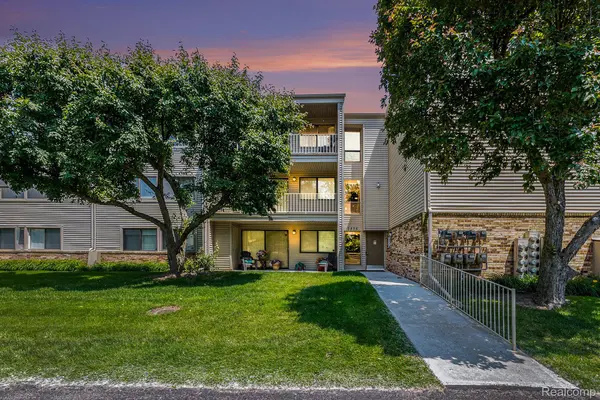 3835 Lone Pine #300, West Bloomfield Charter Township, MI 48324