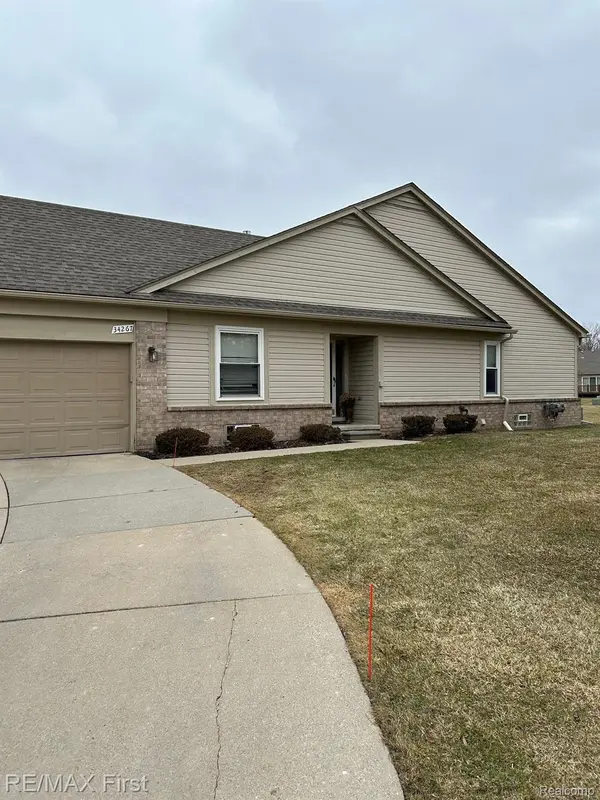 34267 Birchway CIR, Sterling Heights, MI 48312