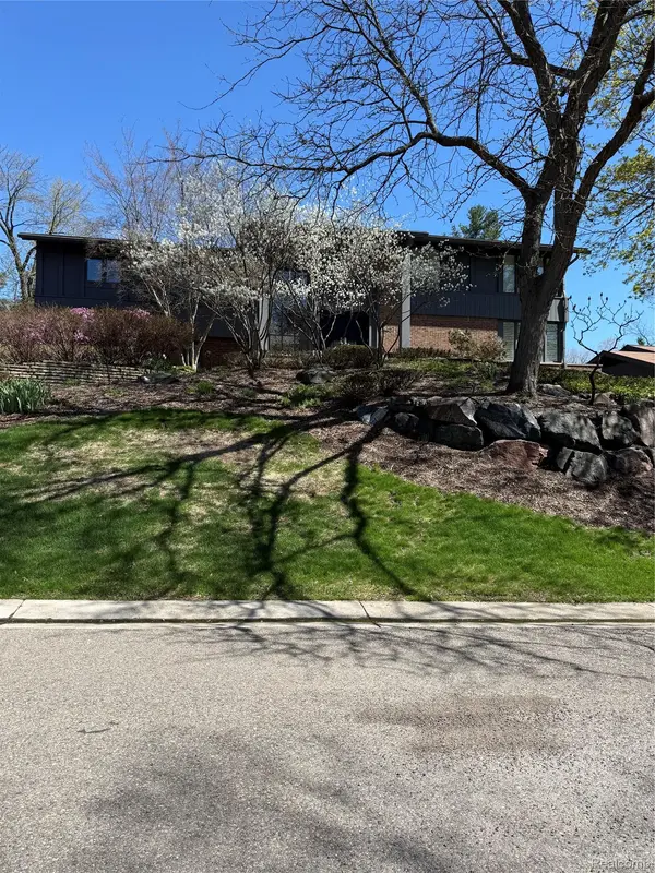 4651 Rolling Ridge RD, West Bloomfield Charter Township, MI 48323