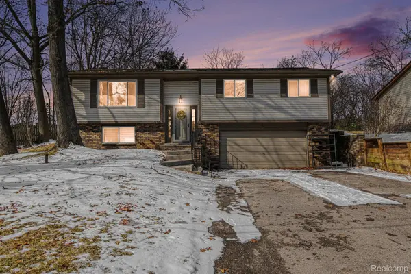 2150 Mapesbury DR, West Bloomfield Charter Township, MI 48324