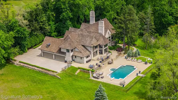 26377 Willowgreen DR, Franklin Village, MI 48025