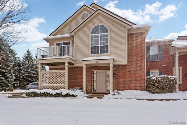 30210 Chesapeake CIR #360, Walled Lake, MI 48390