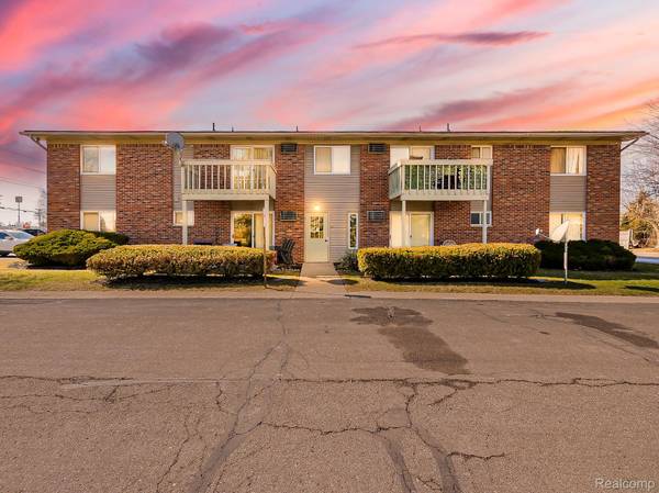 125 E Van Riper RD #7, Fowlerville Village, MI 48836