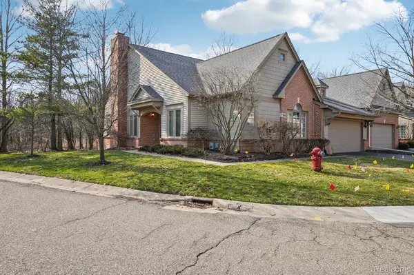 7366 Crackling Creek CIR #1, West Bloomfield Charter Township, MI 48322