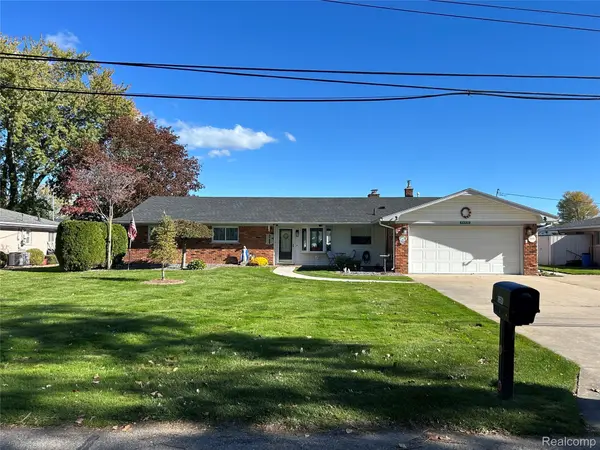 39520 Venetian DR, Harrison Charter Township, MI 48045