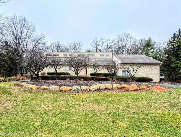 3989 S Shore DR, Commerce Charter Township, MI 48382