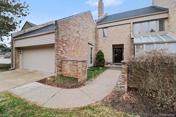 5080 Mirror Lake CT, West Bloomfield Charter Township, MI 48323