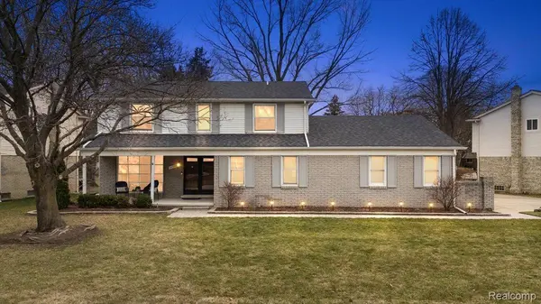 39728 Bonnie CT, Clinton Charter Township, MI 48038