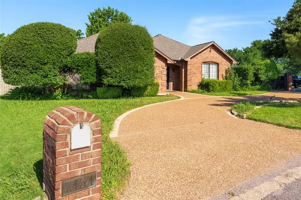 7454 Queensbury Circle, Fort Worth, TX 76133