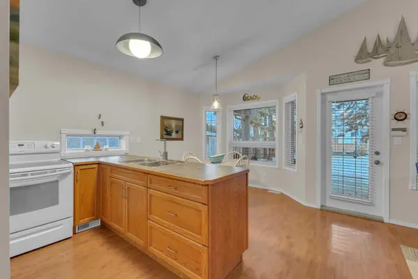 5003 36 ST, Sylvan Lake, AB T4S 1B2