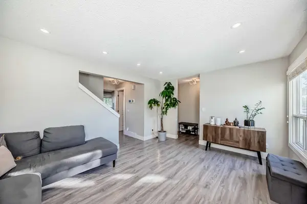3920 44 AVE NE, Calgary, AB T1Y 5V8