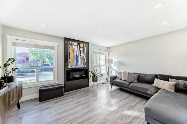 3920 44 AVE NE, Calgary, AB T1Y 5V8