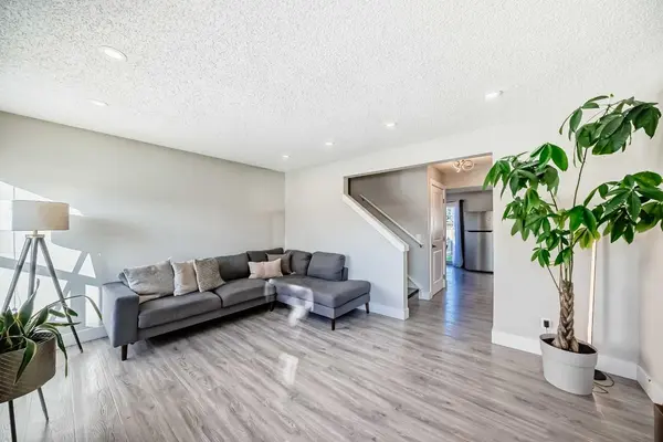 3920 44 AVE NE, Calgary, AB T1Y 5V8