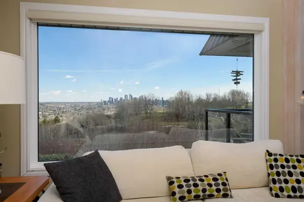524 Cedar CRES SW #303, Calgary, AB T3C 2Y8