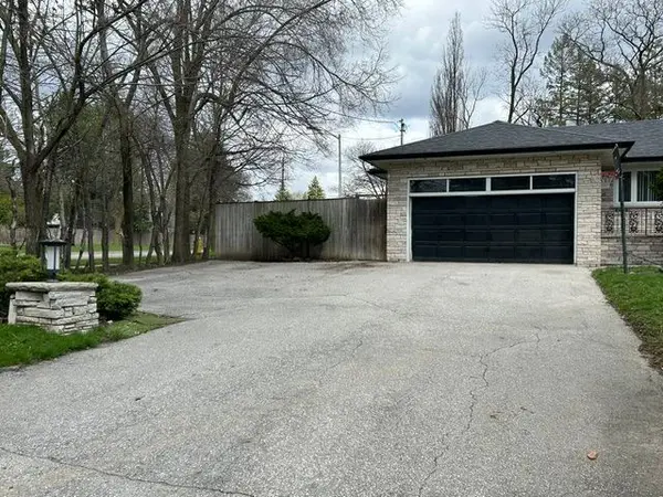 20 Oxbow RD, Toronto C13, ON M3B 2A2