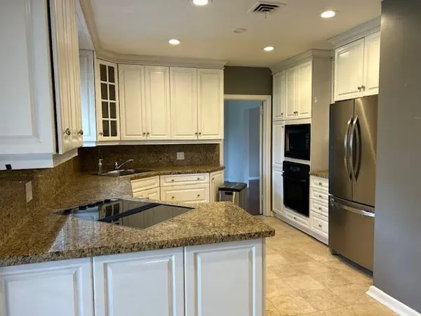 20 Oxbow RD, Toronto C13, ON M3B 2A2