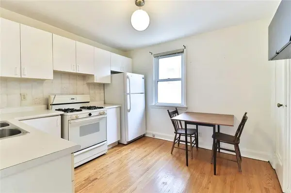 6 Lennox ST #upper, Toronto C01, ON M5S 1L4