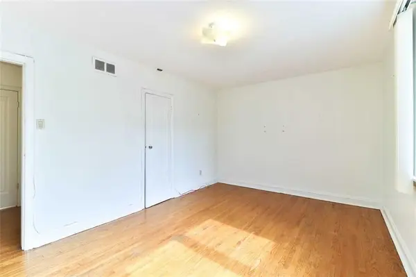 6 Lennox ST #upper, Toronto C01, ON M5S 1L4