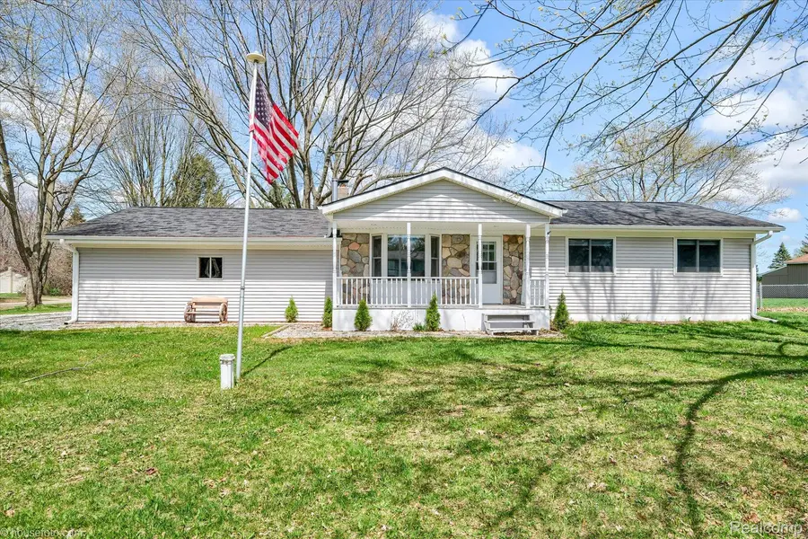 950 Alfalfa DR, Lapeer Township, MI 48446