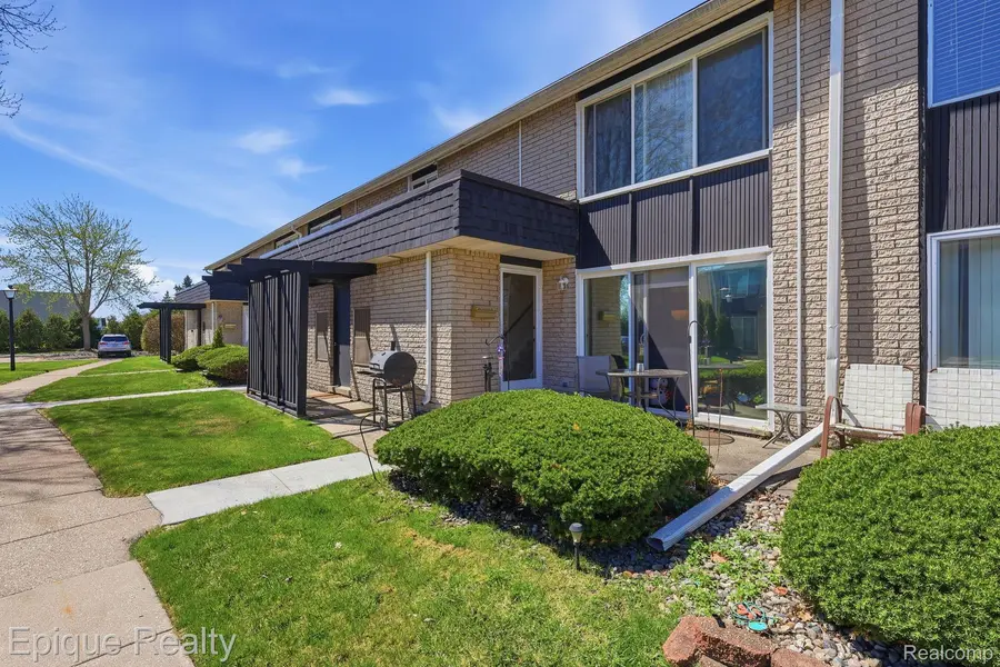 8727 Kennedy CIR #4, Warren, MI 48093