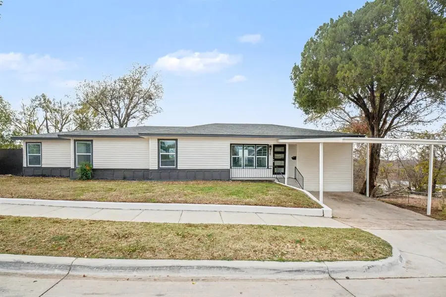 928 Ash Crescent Street, Fort Worth, TX 76104