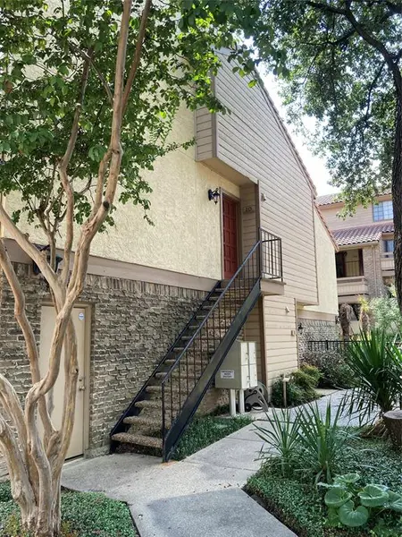7640 W Greenway Boulevard #2D, Dallas, TX 75209