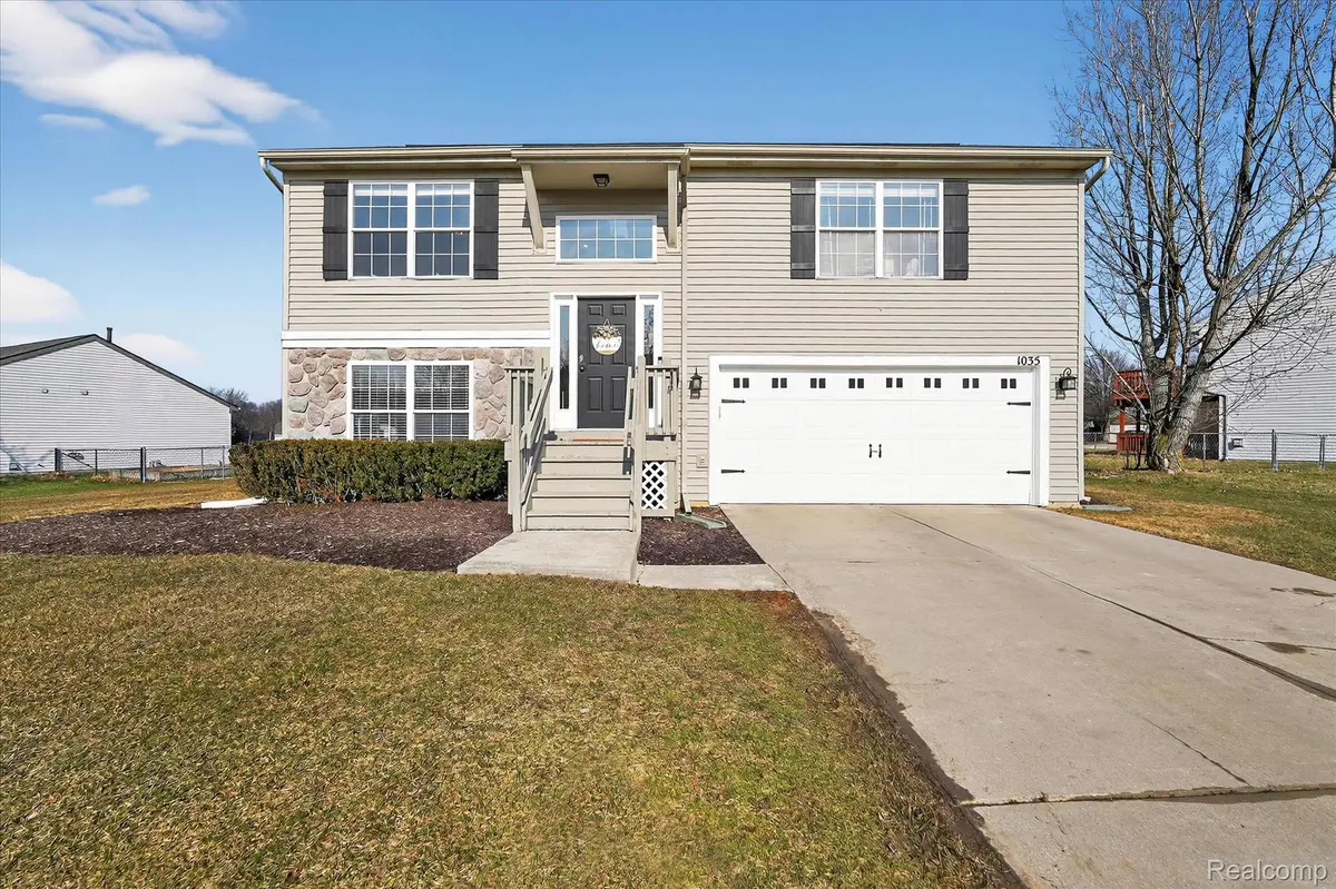 1035 Parkview ST, Fenton, MI 48430