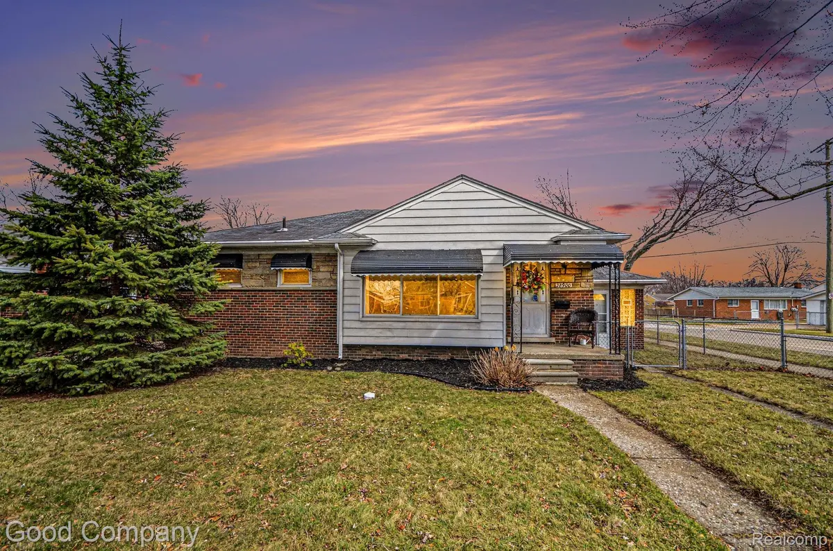 28900 Ursuline ST, St. Clair Shores, MI 48081