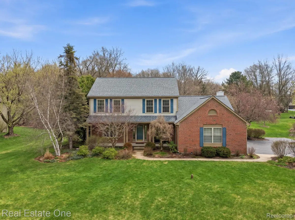 8135 Kimble DR, Hamburg Township, MI 48169