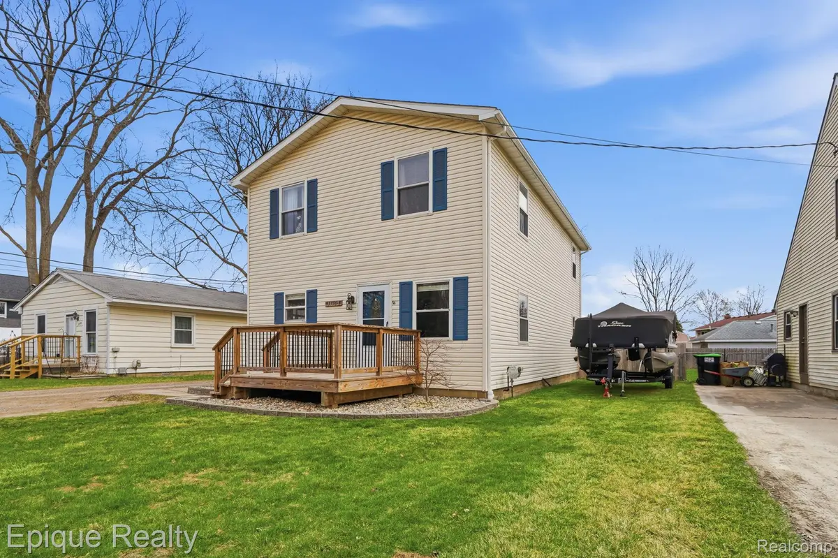 11605 Elmdale RD, Green Oak Township, MI 48189