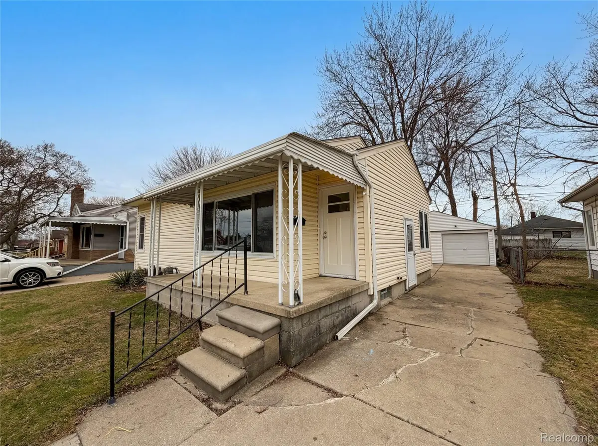 22103 Wilmot AVE, Eastpointe, MI 48021