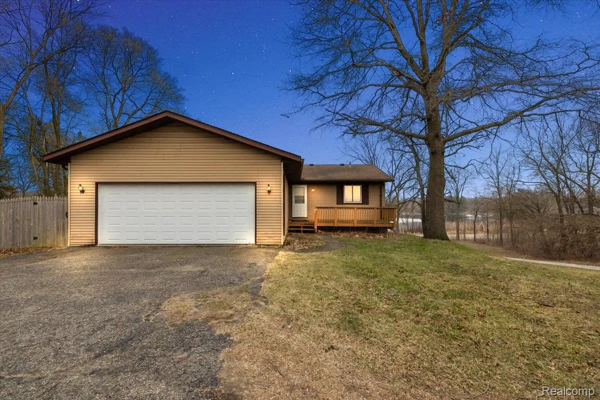 6210 Tripp RD, Groveland Township, MI 48442